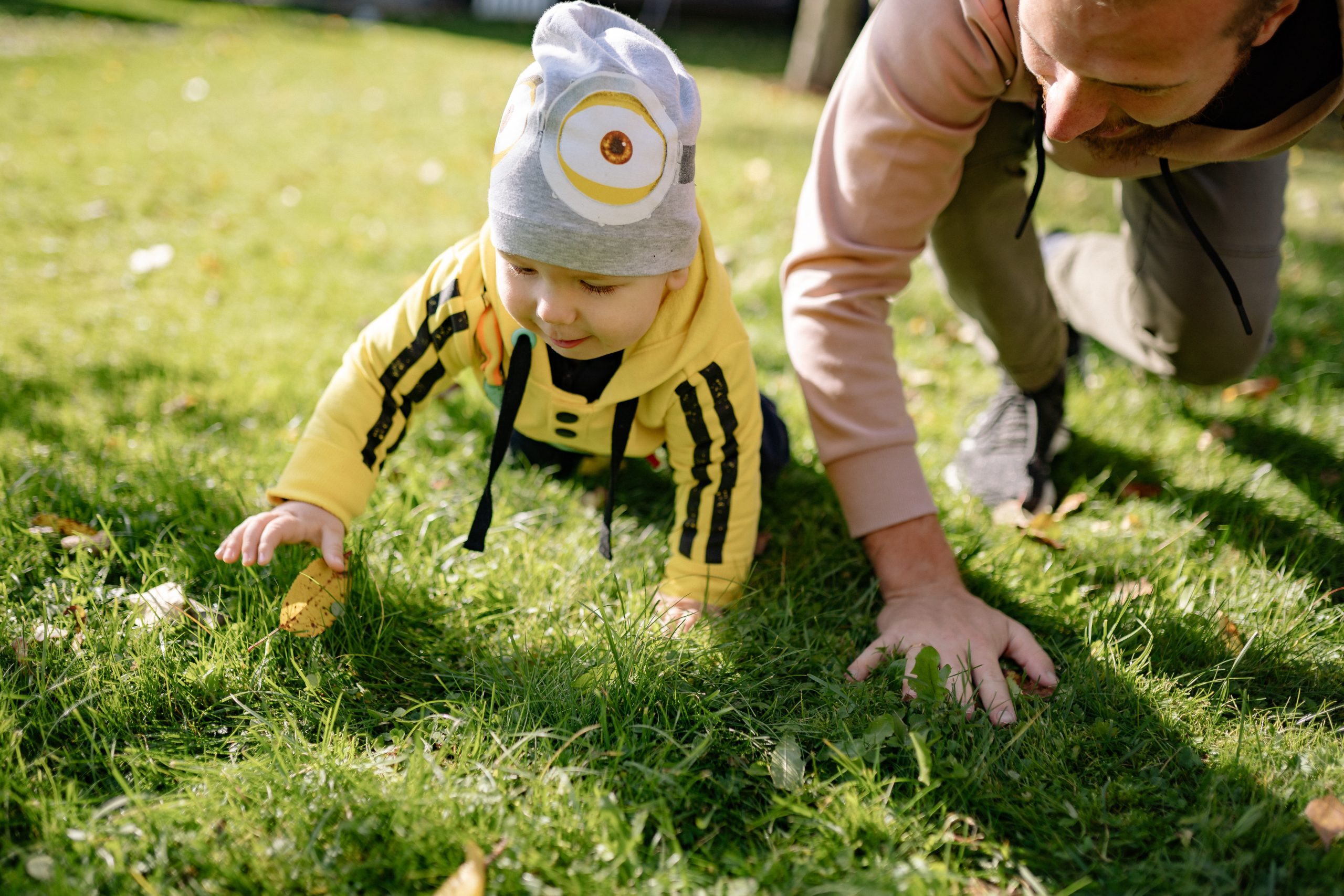 Baby discovering the world while learning to crawl